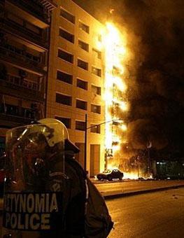 The six-floor Eurobank main office building in Athens burns.(AFP)