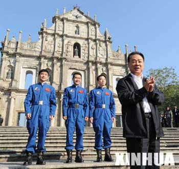 Zhang Jianqi (front), Deputy Commander-in-Chief of China's Manned Space Engineering Program and head of the Shenzhou VII manned space mission delegation, Chinese taikonauts Zhai Zhigang (2nd L), Liu Boming (1st L) and Jing Haipeng (2nd R) pose for a photo in front of the Ruins of St. Paul's during a visit in China's Macao Special Administrative Region on Dec. 9, 2008.(Xinhua/Huang Jingwen)