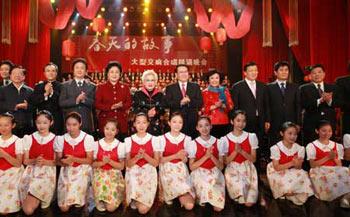 Li Changchun (5th R, 2nd row), member of the Standing Committee of the Political Bureau of the Communist Party of China (CPC) Central Committee, poses for photos with artists after a concert celebrating 30 years' reform and opening-up in Beijing Dec. 10, 2008. (Xinhua Photo)