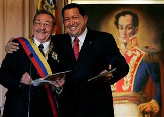 Cuba's President Raul Castro, left, stands with Venezuela's President Hugo Chavez at Miraflores presidential palace in Caracas, Saturday, Dec 13, 2008.(AP Photo/Fernando Llano)