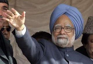 Indian Prime Minister Manmohan Singh waves during an election rally in Khundroo, 90 km (56 miles) south of Srinagar December 14, 2008.REUTERS/Danish Ismail
