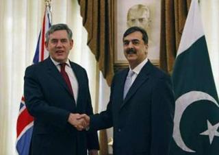 Pakistani Prime Minister Yousaf Raza Gilani (R) shake hands with Britain's Prime Minister Gordon Brown in Islamabad, December 14, 2008. British Prime Minister Gordon Brown blamed banned Pakistan-based militant group Lashkar-e-Taiba for last month's deadly Mumbai attacks as tension between nuclear-armed neighbours India and Pakistan simmered on Sunday.REUTERS/Mian Khursheed
