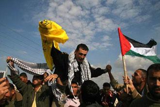 Relatives welcome Palestinian prisoners who was freed at Erez crossing point in northern Gaza Strip, Dec. 15, 2008. Israel released 224 Palestinians held in its prisons on Monday, nearly a week later than planned, in a move it described as a goodwill gesture to Palestinian President Mahmoud Abbas. (Xinhua Photo)