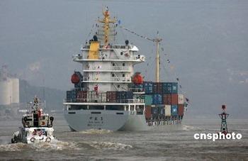 Mainland cargo ships participating in the initial round of cross-strait direct sea transport links are arriving in Taiwan ports.