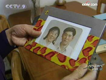 The couple in the photo, Dong Xiufen and Bai Fucheng, got married in 1978. 