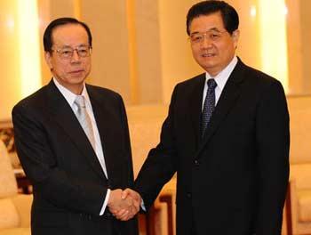 Chinese President Hu Jintao (R) shakes hands with former Japanese Prime Minister Fukuda Yasuo during their meeting in Beijing, capital of China, Dec. 22, 2008.(Xinhua/Li Tao) 