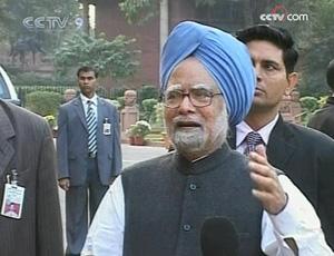 Manmohan Singh addressed his country's top diplomats from around the world in New Delhi on Tuesday as tension mounts with Pakistan over the Mumbai attacks.(CCTV.com)