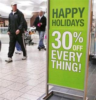 Shoppers spend the last weekend before the Christmas holiday looking for deals in the Fair Oaks Mall in Virginia, December 21, 2008. (Larry Downing/Reuters)