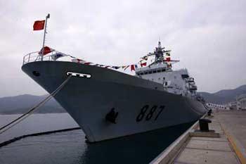 Photo taken on Dec. 25, 2008 shows the Chinese Navy's supply ship Weishanhu in Sanya, capital of South China's Hainan Province. The Chinese Navy's three-ship fleet awaiting sail to waters off Somalia has finished its preparations for the overseas deployment, the fleet commander said Thursday. (Xinhua Photo)