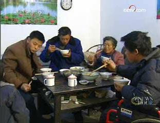 Tang Xiaojing and his surviving family members are having dinner.