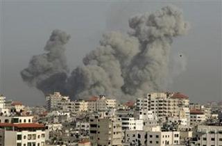 Smoke rises after an Israel air strike in Gaza, December 28, 2008.(Suhaib Salem/Reuters)