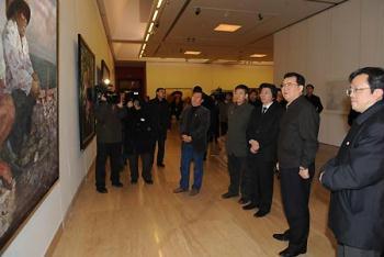 Li Changchun (2nd R), member of the Standing Committee of the Political Bureau of the Central Committee of the Communist Party of China, visits an art exhibition marking the 30th anniversary of China's implementing the reform and opening-up policies, in Beijing, capital of China, Dec. 29, 2008. (Xinhua/Gao Jie)