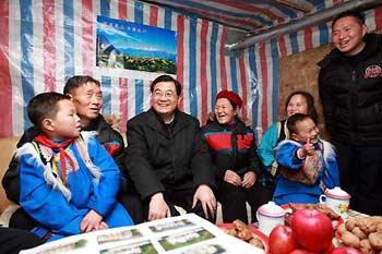 Chinese President Hu Jintao (3rd L) smiles as he talks with family members of Ma Xizhi (2nd L) at Caijiagang Village of Xuankou Township in Wenchuan County, southwest China's Sichuan Province, Dec. 29, 2008. President Hu Jintao visited quake-hit Sichuan Province on Dec. 27-29, showing concern for survivors and inspecting reconstruction work. (Xinhua/Ju Peng)