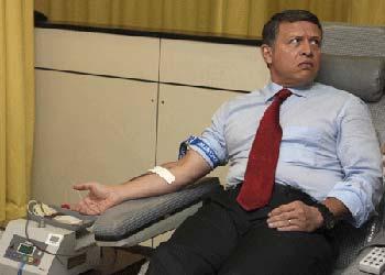 Jordan's King Abdullah donates blood for Palestinians in Gaza, in Amman December 29, 2008.(Xinhua Photo)