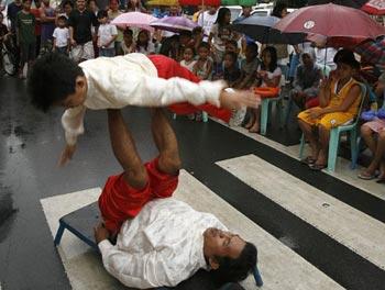 Acrobats perform during a New Year's Eve celebration in Manila December 31, 2008. [Agencies]