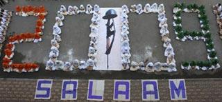 Students sit in a formation of 2009 during the New Year celebrations outside their school in the western Indian city of Ahmedabad December 31, 2008. [Agencies]