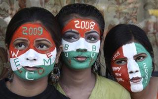 Students pose during the New Year celebrations at a school in the western Indian city of Ahmedabad December 31, 2008. [Agencies]