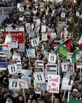 Protesters opposed to Israeli military action in the Gaza Strip demonstrate in Trafalgar Square in London.(AFP/Ben Stansall)