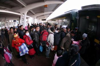 Travellers queue up to board a train heading for Tibet at Xining Railway Station in Xining, northwest China's Qinghai province January 4, 2009. An early travel rush with travellers mainly migrant workers and college students returning home arrives for Spring Festival holiday.(Xinhua Photo)