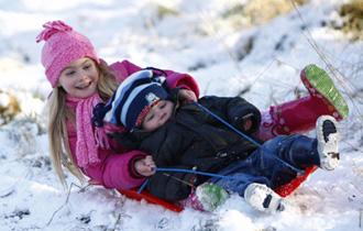 Youngsters toboggan in the snow, in Princes Risborough, southern England January 5, 2009. [Agencies]