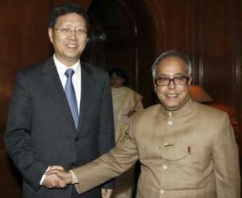 India's Foreign Minister Pranab Mukherjee (R) shakes hands with Chinese Vice Foreign Minister He Yafei before their meeting in New Delhi January 5, 2009. REUTERS/B Mathur(INDIA)