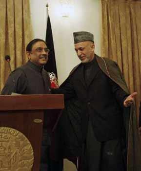 Pakistani President Asif Ali Zardari (L) and his Afghan counterpart Hamid Karzai attend a news conference in Kabul January 6, 2009. REUTERS/Ahmad Masood (AFGHANISTAN)