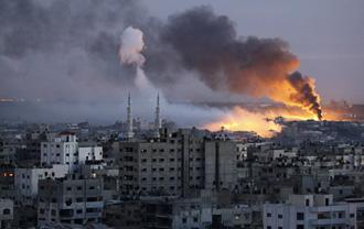 Smoke rises during Israeli's offensive in Gaza January 8, 2009. Palestinians faced even grimmer conditions in the Gaza Strip on Thursday after a UN aid agency halted work, saying its staff were at risk from Israeli forces fighting Hamas militants, after two drivers were killed. [Agencies]