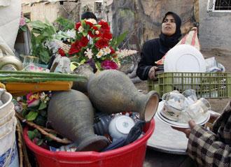 A Palestinian woman carries her belongings before fleeing her house in Rafah in the southern Gaza Strip January 8, 2009. Israel pressed its offensive against Hamas militants in the Gaza Strip on Thursday amid sharp Red Cross criticism that it was delaying access to casualties. [Agencies]