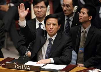 (Zhang Yesui, Chinese Permanent Representative to the United Nations, votes for approval of the resolution calling for ceasefire between Israel and Hamas in Gaza during the United Nations Security Council meeting on Gaza crisis at the UN headquarters in New York, the United States, Jan. 8, 2009.(Xinhua Photo)