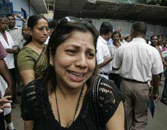 A relative of newspaper editor Lasantha Wickramatunga weeps at a hospital in Kalubowila, a suburb of Colombo, Sri Lanka, Thursday, Jan. 8, 2009. Gunmen on a motorcycle Thursday shot and killed the editor of a Sri Lankan newspaper critical of the government, the second violent attack on media this week.(AP Photo/Eranga Jayawardena)