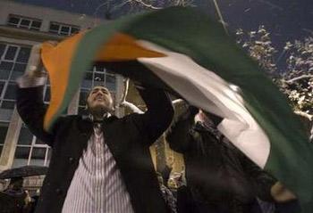 Demonstrators shout slogans during a protest against the Israeli attacks on Gaza in front of Israel's embassy in Madrid January 9, 2009. REUTERS/Juan Medina (SPAIN) 