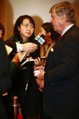 James Sasser (R), former U.S. ambassador to China, speaks to reporters during a reception marking the 30th anniversary of China-U.S. diplomatic relations in Beijing Jan. 11, 2009. During the reception held by the U.S. embassy in China on Sunday, four U.S. ambassadors eyed a continued China policy under the Obama administration. (Xinhua/Li Mingfang)
