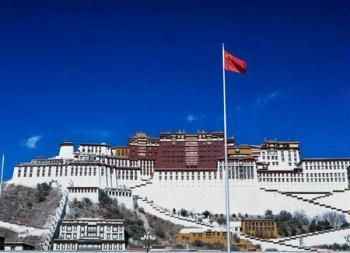 Undated file photo shows the landmark of Tibet, the Potala Palace. Four media organizations from China's neighbouring countries will be invited for the first time to cover the annual session of the People's Congress of the Tibet Autonomous Region to be held on January 14, 2009. [e-chinatour.com]