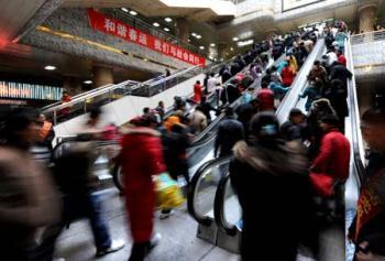Passengers rush into the Zhengzhou Railway Station in Zhengzhou, capital of central China's Henan Province, on Jan. 11, 2009. The 40-day Spring Festival transportation, or Chunyun in Chinese, began on Sunday, with the estimation of 2.32 billion people to travel over the Chinese lunar New Year starting from Jan. 26 this year. (Xinhua/Zhao Peng)