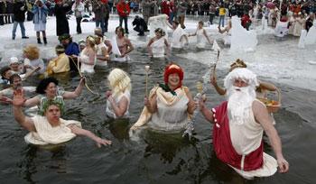 Members of Berlin's ice swimming club "Berliner Seehunde" (Berlin seals) take a dip in lake Orankesee in Berlin during the annual carnival swimming meeting, January 10, 2009. Some 150 members of ice swimming clubs all over Germany met for their annual ice swimming session on Saturday.[Agencies]