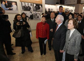 Former U.S. President Jimmy Carter (2nd R, front) and his wife Rosalynn Carte visit the photo exhibition marking the 30th anniversary of bilateral diplomatic ties between China and the United States in Beijing Jan. 12, 2009. The exhibition kicked off here on Monday. (Xinhua/Yao Dawei)