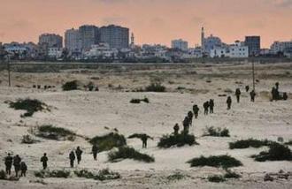 In this photo released by the Israeli Defence Forces (IDF), Israeli soldiers walk towards the northern Gaza Strip January 12, 2009. REUTERS/Neil Cohen/IDF/Handout