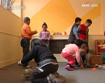 A children's fund is welcoming quake orphans to spend Spring Festival with Beijing families. 