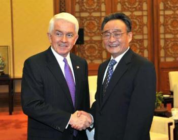 Wu Bangguo (R), chairman of the Standing Committee of the National People's Congress of China, meets with a U.S. Chamber of Commerce delegation led by President Thomas Donohue in Beijing, capital of China, Jan. 13, 2009.(Xinhua/Liu Jiansheng)