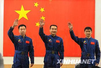 Three taikonauts were awarded 800,000 yuan (117,000 U.S. dollars) each on Wednesday by the Tsang Hin Chi Manned Space Foundation in Hong Kong.