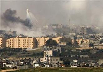 Smoke rises during Israel's offensive in the northern Gaza Strip January 14, 2009. (Amir Cohen/Reuters)