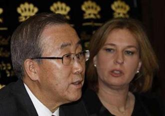 Israel's Foreign Minister Tzipi Livni (R) and U.N. Secretary-General Ban Ki-moon hold a news conference in Tel Aviv January 15, 2009.REUTERS/Gil Cohen Magen