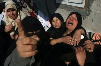 Palestinian relatives of a Hamas fighter mourn after he was killed by an Israeli air strike. World leaders expressed mounting concern about the humanitarian impact of Israel's massive offensive on the Gaza Strip, as diplomatic efforts to bring an end to the conflict went into overdrive.(AFP/Said Khatib)