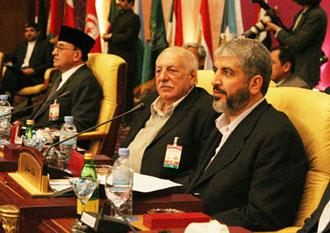 Damascus-based Hamas exile top leader Khaled Meshaal (R) attends an emergency Arab summit in Doha Jan. 16, 2009. Meshaal vowed on Friday that his movement would not accept Israel's conditions for a ceasefire in Gaza.(Xinhua/Li Zhen)