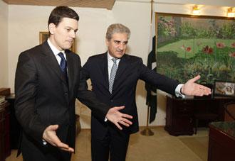 Pakistan's Foreign Minister Shah Mehmood Qureshi (R) escorts his British counterpart David Miliband, at the Foreign Ministry in Islamabad January 16, 2009. Miliband is in Pakistan for talks after visiting India. (Xinhua/Reuters Photo)