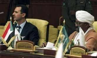 Syria's President Bashar al-Assad (L) and Sudan President Omar Hassan al-Bashir attend an Arab meeting on the Gaza crisis, in Qatar January 16,2009. REUTERS/Osama Faisal