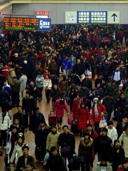 People enter the Beijing West Railway Station in Beijing, capital of China, Jan. 17, 2009. Tens of millions of Chinese are traveling to their home towns or vacation spots for the Lunar New Year, or the Spring Festival, which falls on Jan. 26 this year.(Xinhua/Gong Lei)