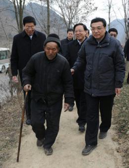 Chinese Vice Premier Li Keqiang (R) visits poor villager Liao Zhenxiang in Hedong Village of Longnan City, in northwest China's Gansu Province, on Jan. 16, 2009. Li Keqiang, also a member of the Standing Committee of the Communist Party of China Central Committee Political Bureau, made an inspection tour in Gansu Province from Jan. 15 through 17. (Xinhua/Li Xueren)