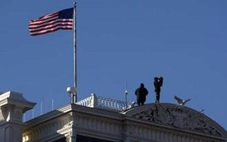Secret Service agents provide security for U.S. President-elect Barack Obama from the top of the Eisenhower Executive Office Building in Washington January 16, 2009.REUTERS/Jim Young