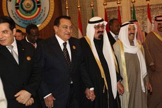 Egyptian President Hosni Mubarak (2nd L, front), King Abdullah of Saudi Arabia (3rd L, front) and Emir of Kuwait Sheikh Sabah al-Ahmad al-Jaber al-Sabah (4th L, front) attend the Arab Economic, Social and Development Summit in Kuwait City, Kuwait, Jan. 19, 2009. Arab heads of state gathered here on Monday for the first Arab economic summit, which is set to tackle the Gaza situation in addition to the impact of global financial crisis, infrastructure and social issues in the Arab world. (Xinhua/KUNA)